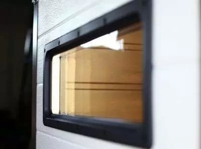 Окна и панорамные панели в промышленных воротах